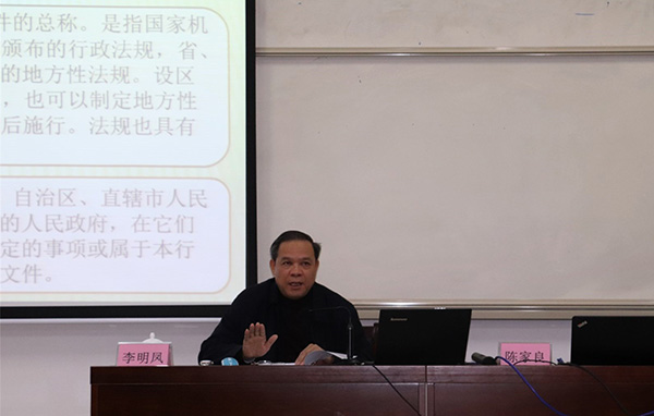 自治区安全生产监督管理局党组书记、巡视员李明凤在讲解《安全生产法》.jpg